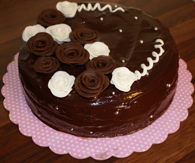 Sjokoladekake fylt med hvit sjokolade