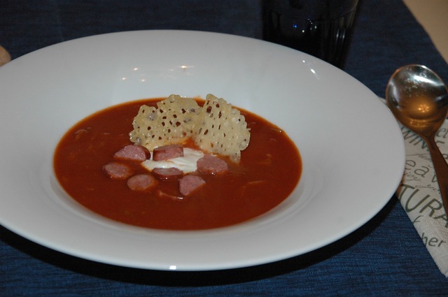 Tomatsuppe med parmesanchips og focaccia bakt på spelt