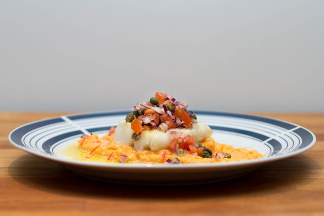 Pannestekt torsk med søtpotetmos og kapers- og tomatsalsa