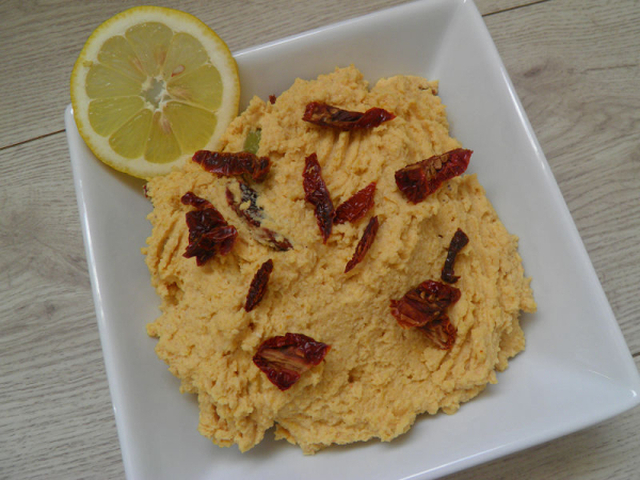 HUMMUS MED OLIVEN & SOLTØRKET TOMAT