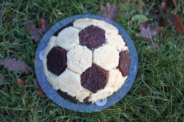 Fotballkake med bringebærfromasj / Charlotte Russe i forkledning!