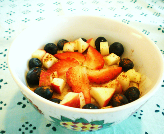 Dagens frokost tips: Havremelgrøt toppet med eple, blåbær og jordbær.