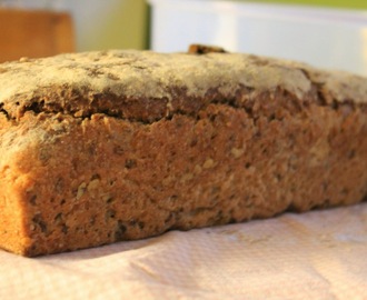 Grovbrød med havregryn,linfrø og rug.