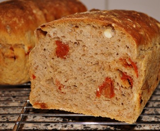 No-Knead brød med Fetaost og Soltørket tomat