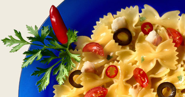 Farfalle i stekepanne med fersk tunfisk, oliven og cherrytomater