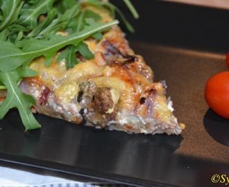Hvit pizza med blåmuggost og rødløk