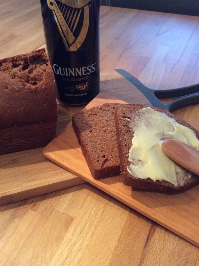 Guinnesskake, deilig myk og seig ølkake som røres sammen på 5 minutter