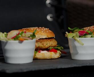 Asiatisk-inspirert gourmet kyllingburger med tilbehør