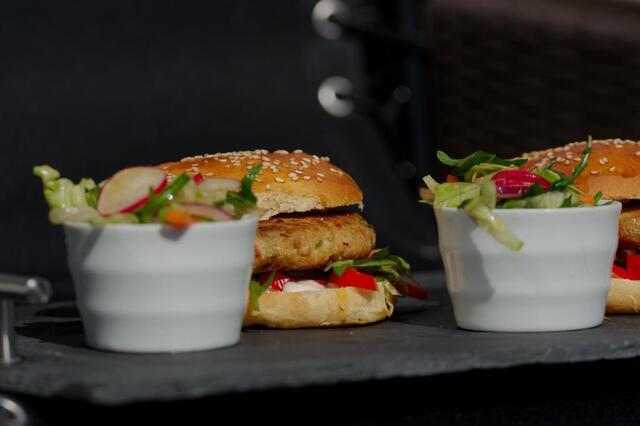 Asiatisk-inspirert gourmet kyllingburger med tilbehør