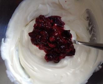 Slik lager du sunn yoghurt med bær til barna