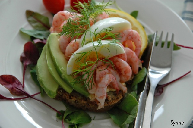 Rekesmørbrød med majones, egg og avocado