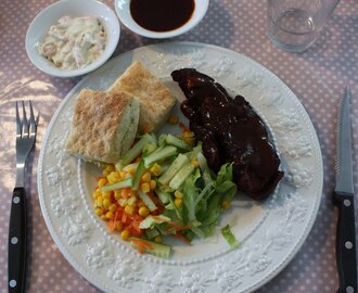 Middag 29.5.2011 BBQ okse høyrygg, buttermilk biscuits, coleslaw & salat