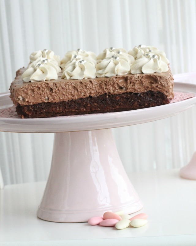 Simple chocolate moussé cake