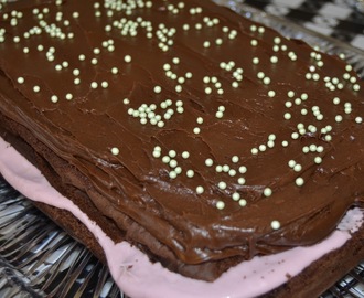 Sjokoladekake med bringebærfrosting og sjokoladeglasur