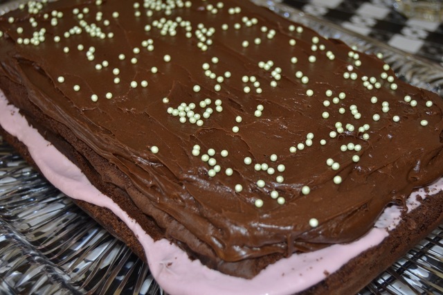 Sjokoladekake med bringebærfrosting og sjokoladeglasur