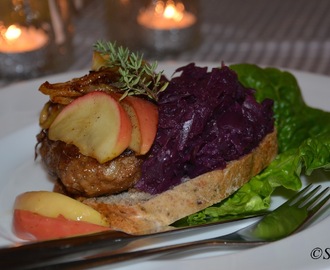 Karbonadesmørbrød med rødkål og lune eplebåter