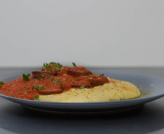 Polenta med vossakorv og tomatsaus