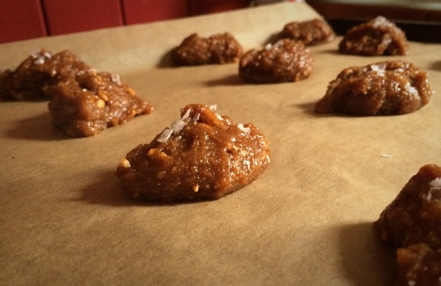 The way the cookie crumbles :: Cookies med peanøtt- og mandelsmør og Maldonsalt / sjokoladetopping