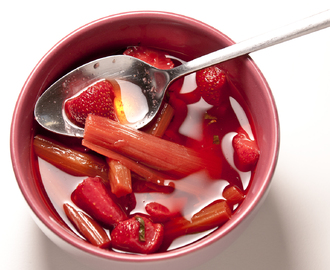 Jordbær og rabarbra suppe med vanilje is får våren til å smile