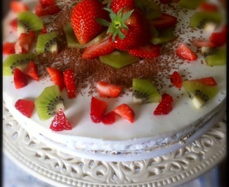 Jordbær-yoghurt kake til middag eller dessert?