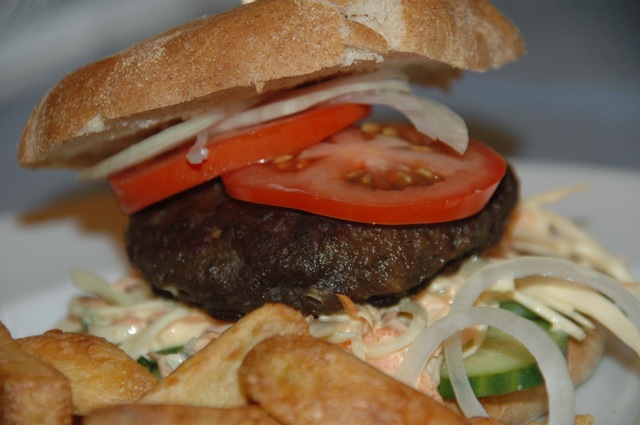 Burger med coleslaw og pommes frites