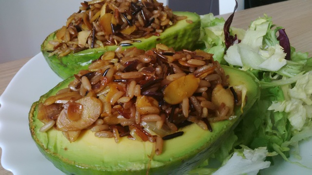 Restemat + meatfree Monday = Avokado med ris- og mandelfyll