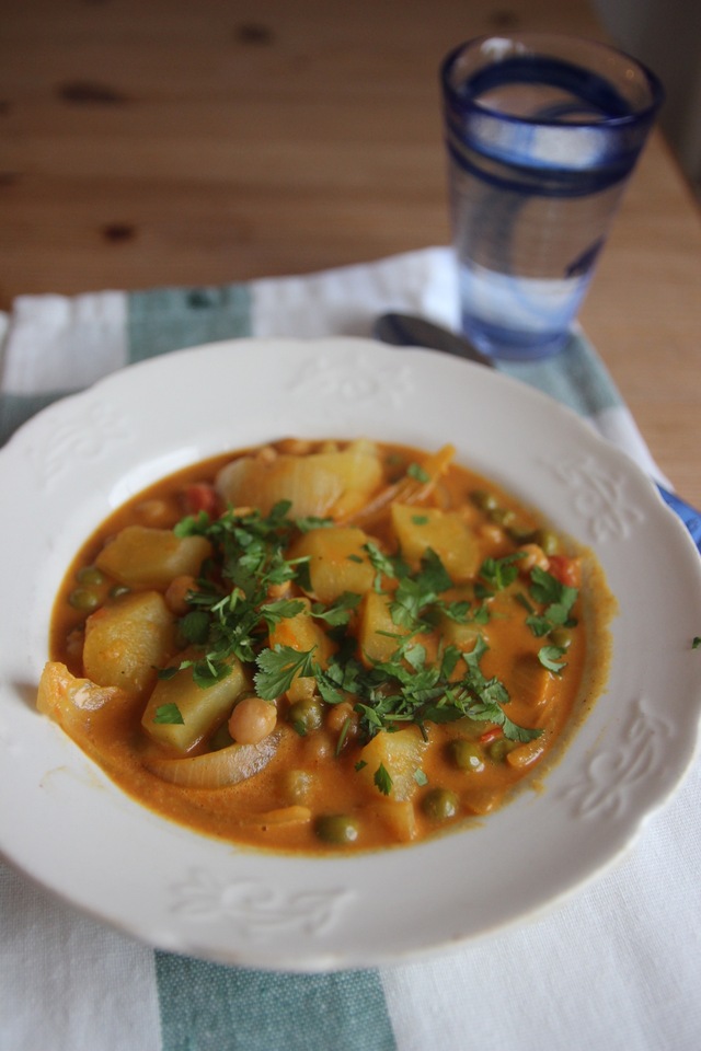 Spicy vegan curry med poteter og kikerter