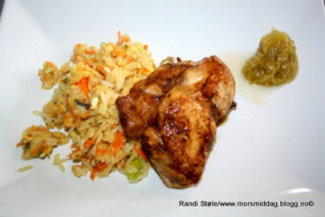 Steikt ris, kylling og rabarbra