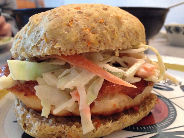 Fiskekakeburger med grove burgerbrød og coleslaw