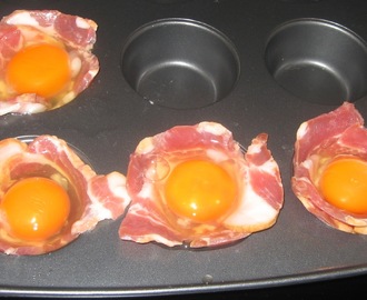 Egg og bacon på muffinsbrett