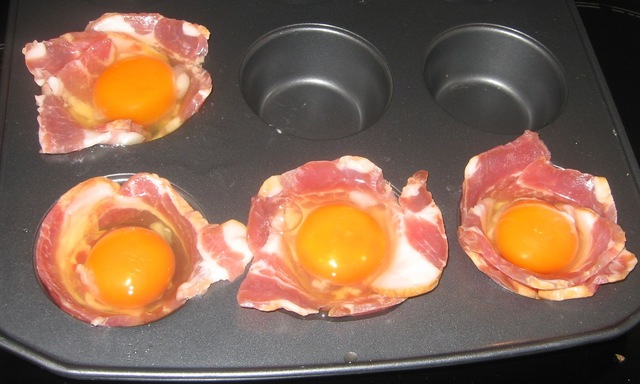 Egg og bacon på muffinsbrett