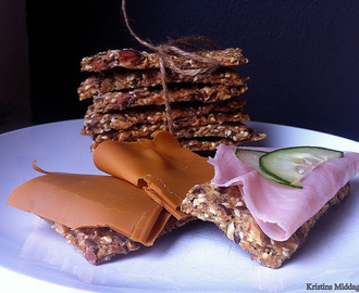 Hjemmelagede knekkebrød med mandler og lønnesirup