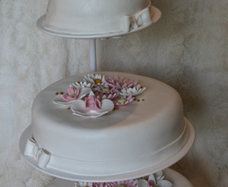 Bryllupskake med hvite og rosa gerbera