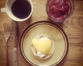 Eggs Benedict – with tips and tricks for hollandaise sauce and poached eggs