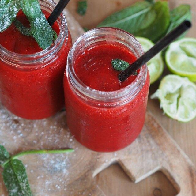 Frozen strawberry daiquiri med lime og mynte