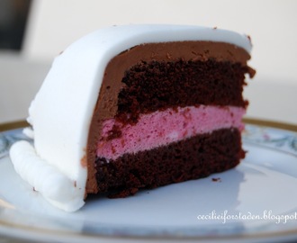 Crazy chocolate cake med bringebærmousse og marshmallowfondant