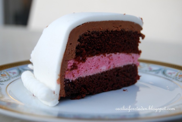 Crazy chocolate cake med bringebærmousse og marshmallowfondant