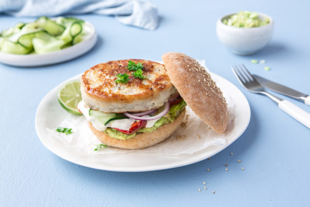 Lofotburger med spicy agurksalat, ovnsbakt paprika, rømmedressing og avokado