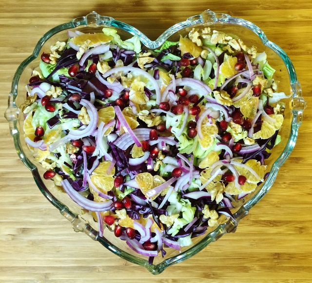 Salat med rødkål, valnøtter og klementiner