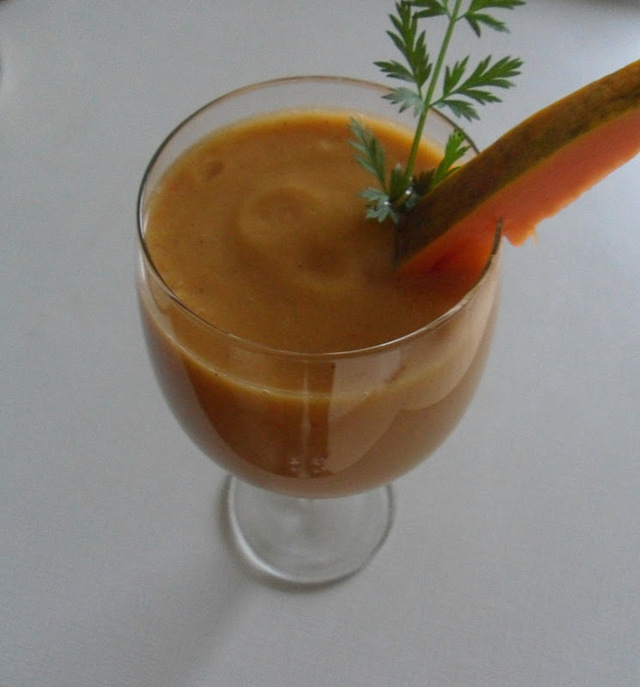 Tropisk papaya og goji-smoothie