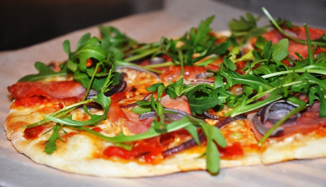 Spekeskinkepizza med ruccola