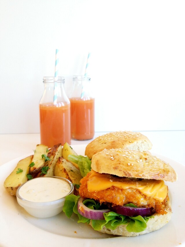 Cornflakes- og parmesanpanerte kyllingburgere med hjemmelaget hamburgerbrød