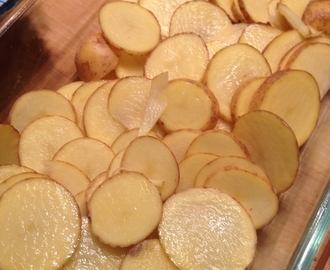 Middagstips: Nydelig baconstekt breiflabb med fløtegratinerte poteter, aspargesbønner og sitrussaus