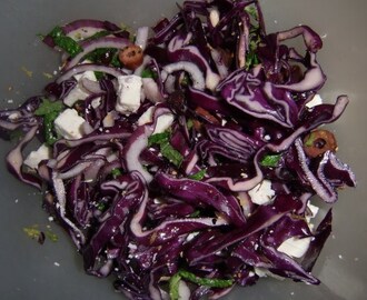 Rødkålsalat med fetaost, mynte og oliven