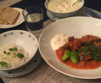 Vegetarcurry med aubergine, kikerter, raita og naan