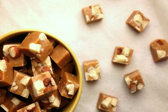 SALTE OG CRUNCHY KARAMELLER MED HVIT SJOKOLADE