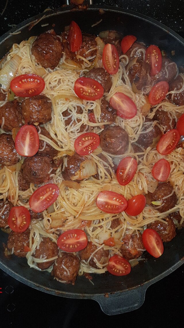 Kjøttboller og spagetti.