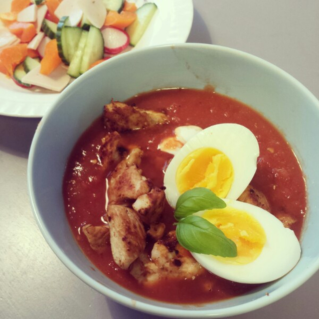 Heimelaga tomatsuppe med kylling og egg