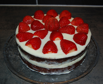 Sjokoladekake med kremost og jordbær