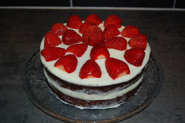 Sjokoladekake med kremost og jordbær